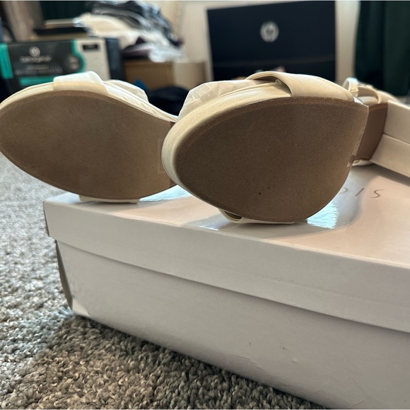 Galina Signature Ivory Platform Heel - Picture 5 of 7